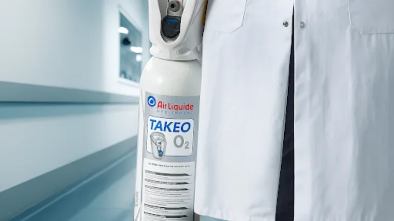 Médico sosteniendo un tanque de gas medicinal de Air Liquide