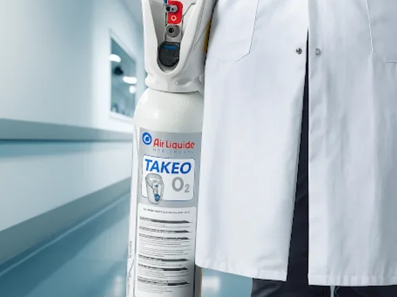 Médico sosteniendo un tanque de gas medicinal de Air Liquide